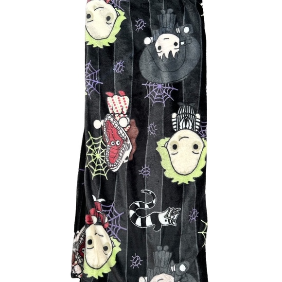 Beetlejuice Lydia Halloween Blanket Throw - Picture 3 of 6